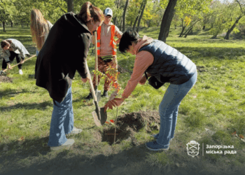 У центральному парку Запоріжжя Дубовий гай висадили 60 молодих дерев, фото – до акції долучилися діти та молодь | Новости Запорожья