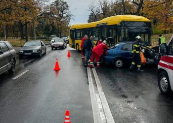 У Черкасах зіштовхнулись маршрутка і легковик, травмовано двох людей — Новости Черкасс