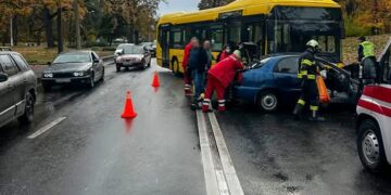 У Черкасах зіштовхнулись маршрутка і легковик, травмовано двох людей — Новости Черкасс
