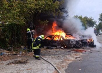 У Києві на Подолі загорілися чотири покинуті автомобілі