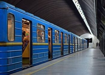 У Києві пасажир упав на колії метро