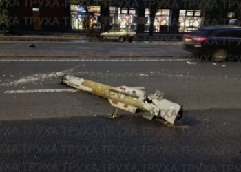 У Києві після нічної атаки на дорогах лежать уламки ракет