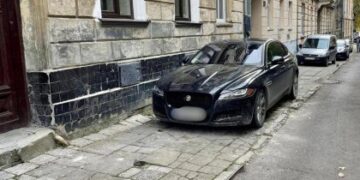 У Львові назвали ТОП-10 вулиць, де водії найчастіше паркуються на тротуарах