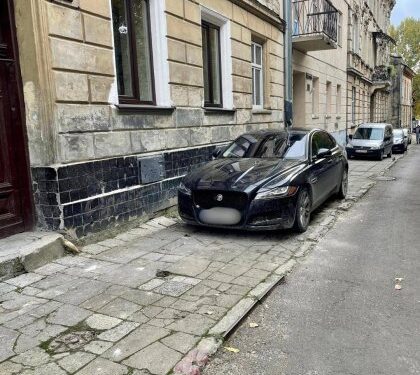 У Львові назвали ТОП-10 вулиць, де водії найчастіше паркуються на тротуарах