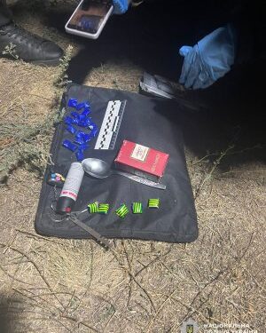 У Миколаєві поліцейські затримали двох молодиків, які розкладали по місту закладки з психотропами та канабісом » Миколаївський Оглядач