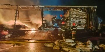 У Нетішині спалахнуло деревне вугілля прямо у вантажівці —Хмельнитчина