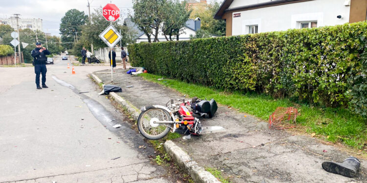 У Рівному в приватному секторі зіштовхнулися легковик та мотоцикл: водій двоколісного загинув