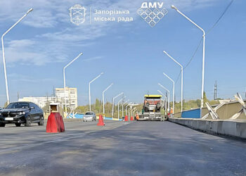 У Запоріжжі асфальтують останню смугу Аркового мосту – невдовзі ремонт планують завершити | Новости Запорожья