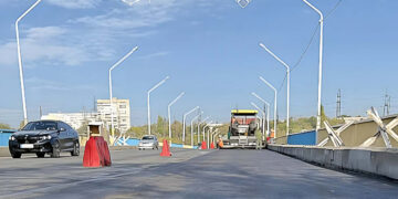 У Запоріжжі асфальтують останню смугу Аркового мосту – невдовзі ремонт планують завершити | Новости Запорожья