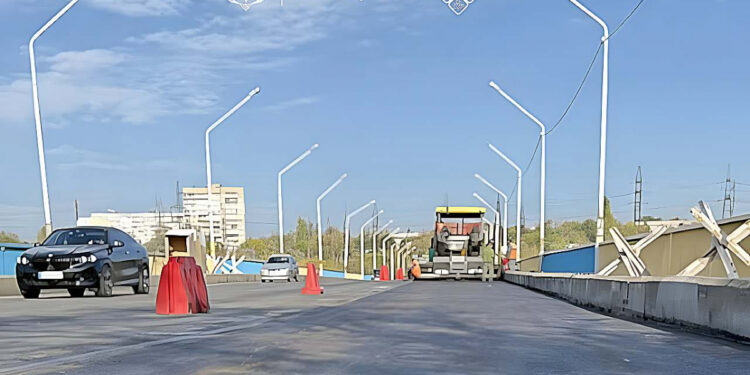 У Запоріжжі асфальтують останню смугу Аркового мосту – невдовзі ремонт планують завершити | Новости Запорожья