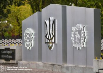 У Запоріжжі на Алеї пам’яті відкрили чотири нові стенди з портретами полеглих воїнів | Новости Запорожья