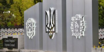 У Запоріжжі на Алеї пам’яті відкрили чотири нові стенди з портретами полеглих воїнів | Новости Запорожья