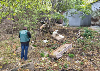 У Запоріжжі виявили стихійне сміттєзвалище біля будинку – відходи скидали за гаражами | Новости Запорожья