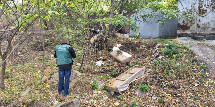 У Запоріжжі виявили стихійне сміттєзвалище біля будинку – відходи скидали за гаражами | Новости Запорожья