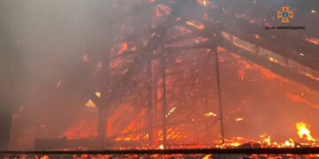 В Івано-Франківську горить п’ятиповерхова будівля: є постраждалі (ВІДЕО)