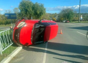 В Умані внаслідок ДТП автівка в’їхала у відбійник та перекинулася