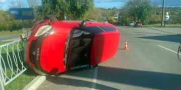 В Умані внаслідок ДТП автівка в’їхала у відбійник та перекинулася