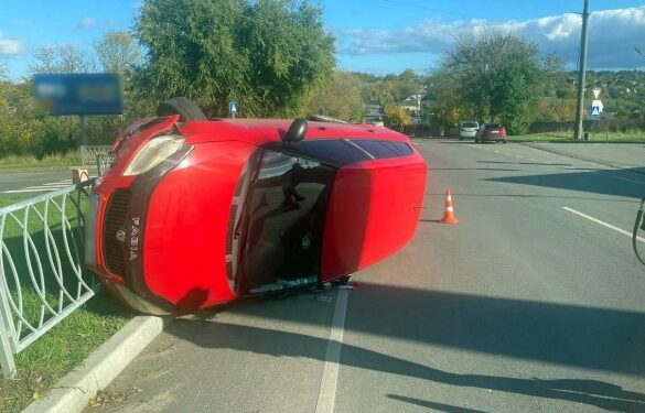 В Умані внаслідок ДТП автівка в’їхала у відбійник та перекинулася