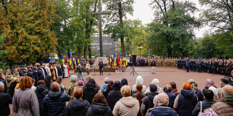 Відзначили нагородами полеглих воїнів: в Івано-Франківську пролунав «Дзвін пам’яті» (ФОТО)