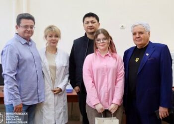 Віталій Кім зустрівся з юною науковицею з Миколаєва, яка здобула «золото» на міжнародному шоу винаходів у Хорватії » Миколаївський Оглядач