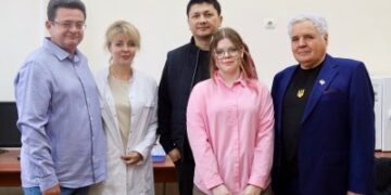 Віталій Кім зустрівся з юною науковицею з Миколаєва, яка здобула «золото» на міжнародному шоу винаходів у Хорватії » Миколаївський Оглядач
