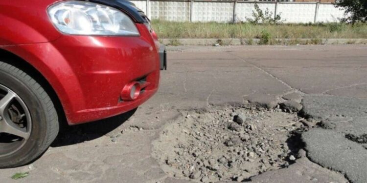 Авто налетіло на вибоїну: коли треба звернутися в СТО |  |