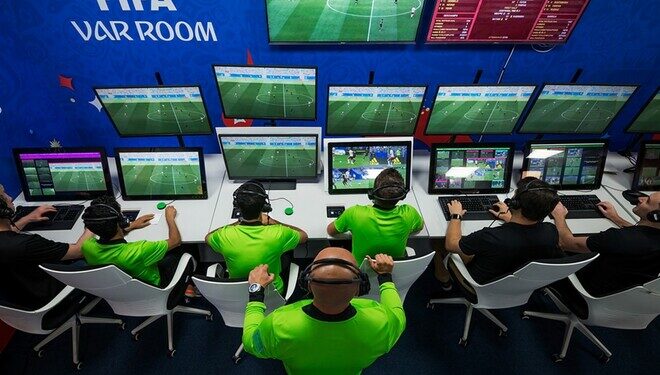 B футболе меняют правила. Изменения коснутся аутов, штрафных и VAR