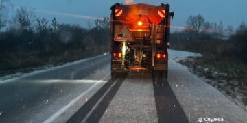 Через негоду в Житомирській області працювала спецтехніка та посипали дороги | Журнал Житомира