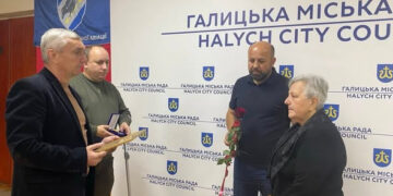 Матері захисника з Прикарпаття вручили посмертну відзнаку «Хрест пошани»