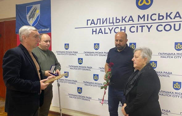 Матері захисника з Прикарпаття вручили посмертну відзнаку «Хрест пошани»