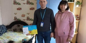 На Черкащині міграційники вдома видали документ хлопчику, який вирушає на лікування за кордон