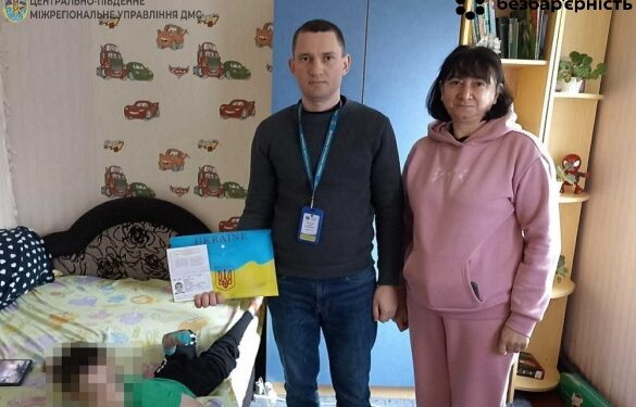 На Черкащині міграційники вдома видали документ хлопчику, який вирушає на лікування за кордон
