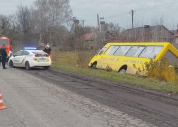 На Львівщині перекинувся шкільний автобус: двоє постраждалих