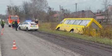 На Львівщині перекинувся шкільний автобус: двоє постраждалих