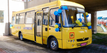 На Прикарпатті громада отримала шкільний автобус для підвезення учнів (ФОТО)