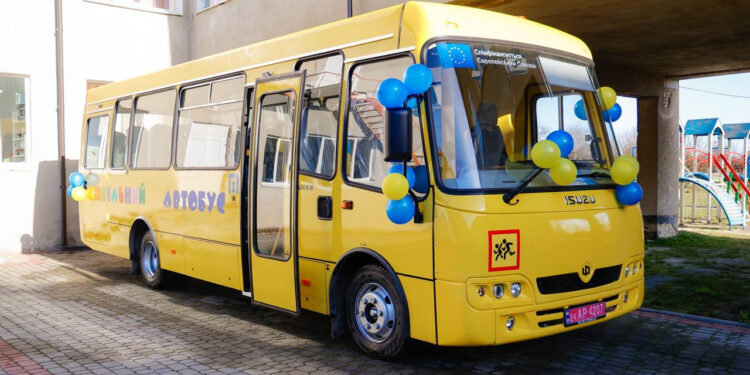 На Прикарпатті громада отримала шкільний автобус для підвезення учнів (ФОТО)