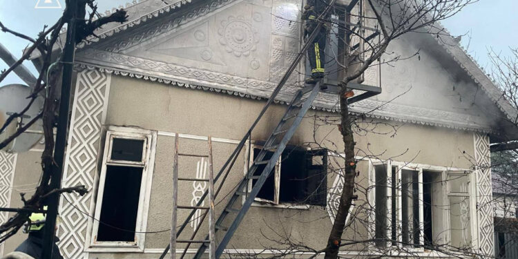 На Прикарпатті під час пожежі житлового будинку загинула жінка