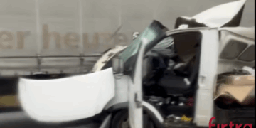 На Прикарпатті водій «ГАЗ» на швидкості врізався у вантажівку та «вилетів» у легковик (ФОТО)