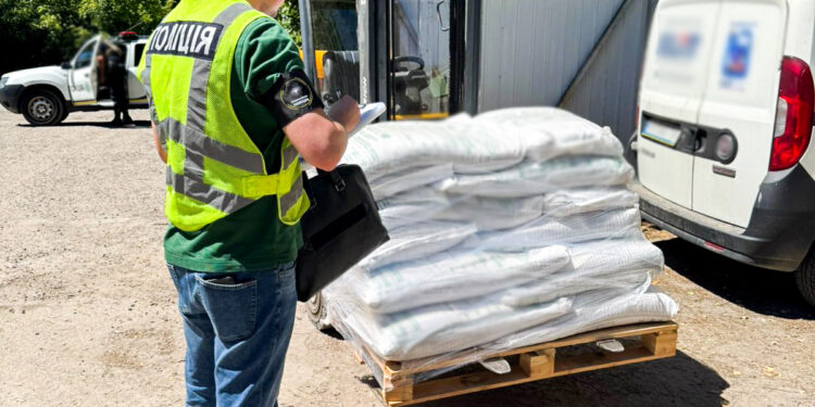 На Рівненщині молодики замість мінерального добрива виготовляли та продавали фарбовану крейду