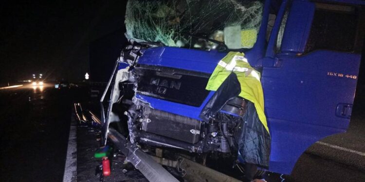 На трасі поблизу Звягеля зіткнулися дві вантажівки: одного водія госпіталізовано | Журнал Житомира