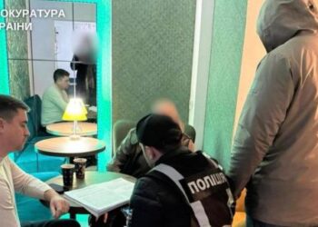 Обіцяли лазерну зброю: в Києві викрили ділків, які “продали” американському добровольцю зброю, якої не існує – вони “заробили” кілька мільйонів