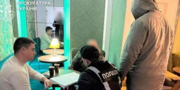 Обіцяли лазерну зброю: в Києві викрили ділків, які “продали” американському добровольцю зброю, якої не існує – вони “заробили” кілька мільйонів