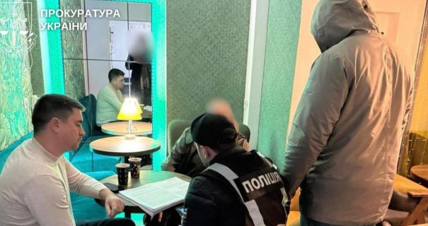 Обіцяли лазерну зброю: в Києві викрили ділків, які “продали” американському добровольцю зброю, якої не існує – вони “заробили” кілька мільйонів