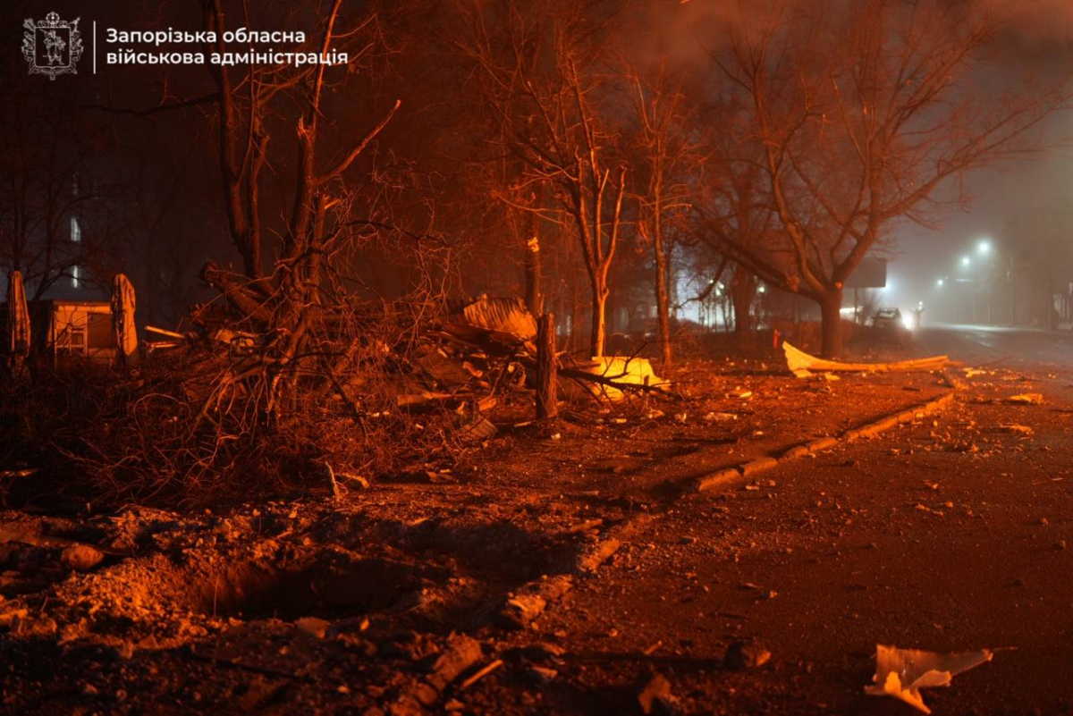 «Було чисто й людно, а сьогодні — уламки»: що розповідають очевидці нічного удару по Запоріжжю (фото, відео)