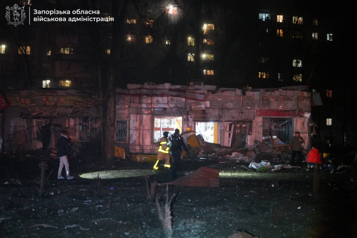 «Було чисто й людно, а сьогодні — уламки»: що розповідають очевидці нічного удару по Запоріжжю (фото, відео)