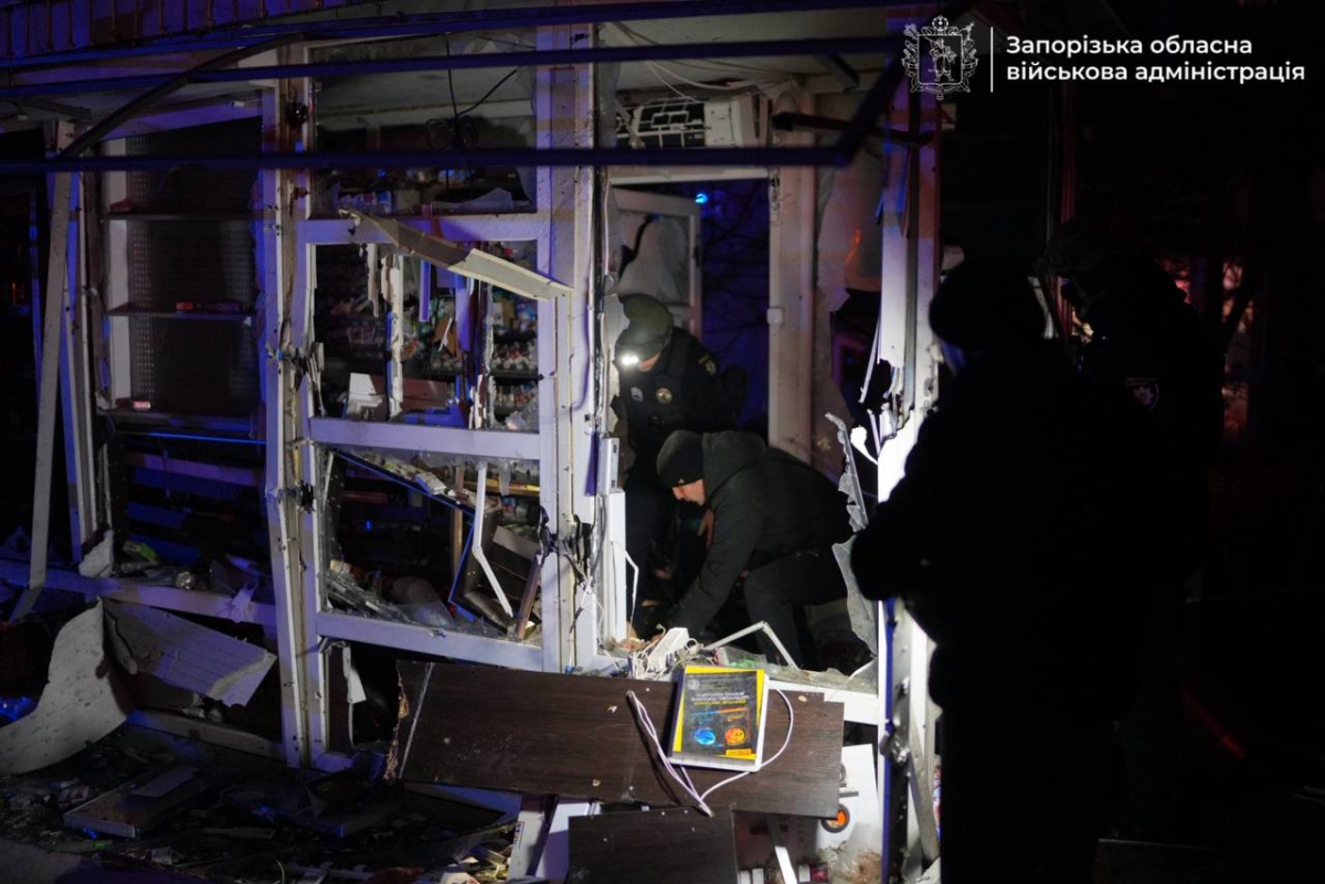 «Було чисто й людно, а сьогодні — уламки»: що розповідають очевидці нічного удару по Запоріжжю (фото, відео)