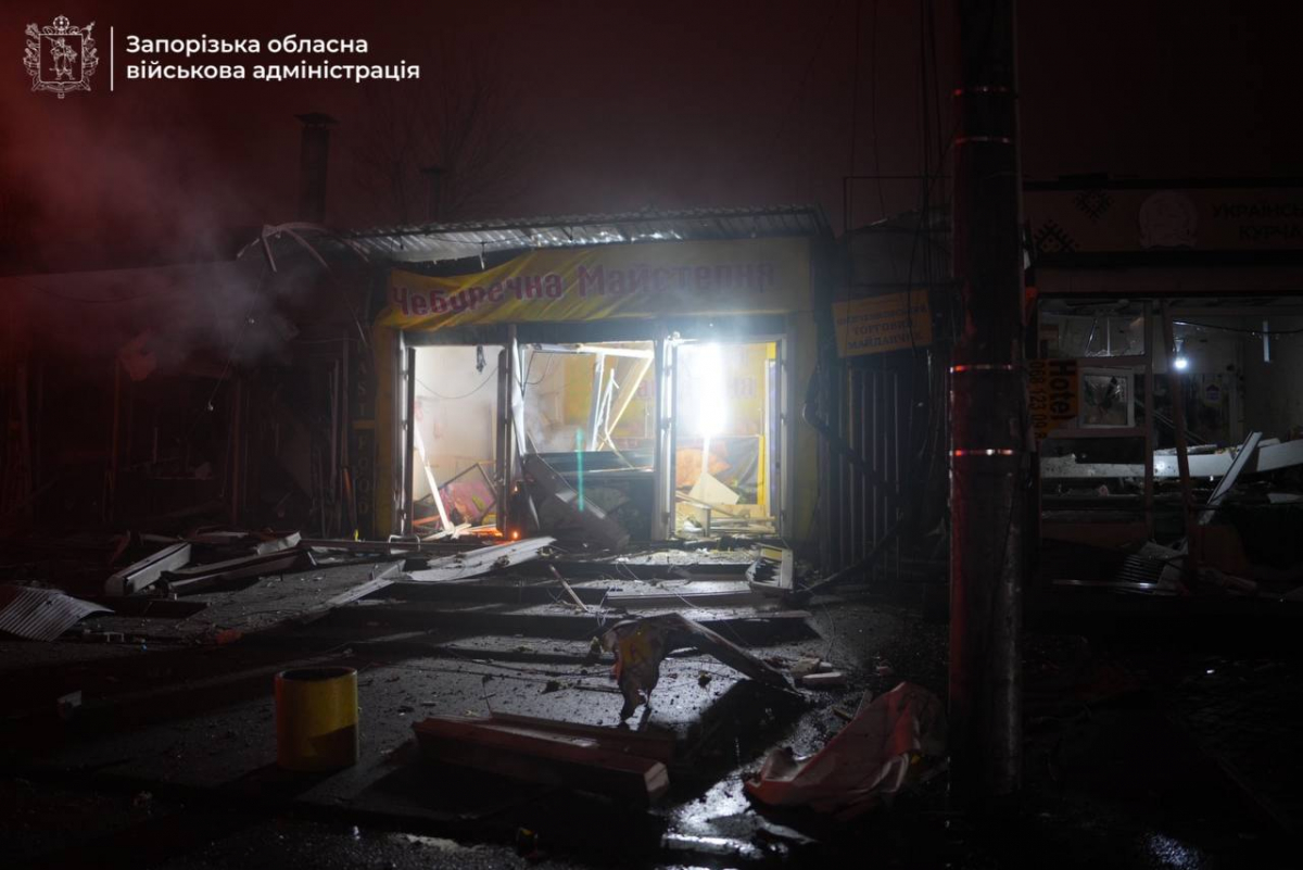 «Було чисто й людно, а сьогодні — уламки»: що розповідають очевидці нічного удару по Запоріжжю (фото, відео)