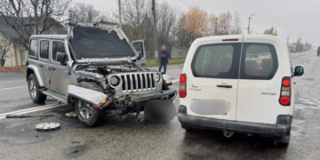 Одного з водіїв госпіталізували: на Прикарпатті зіткнулися дві автівки (ФОТО)