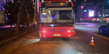 Потерпілий загинув на місці: у поліції повідомили деталі ДТП за участі маршрутного автобуса у центрі Черкас
