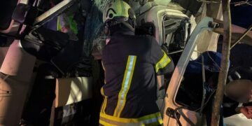 У Черкаському районі вантажівка в’їхала у дерево: із понівеченого авто деблокували двох людей